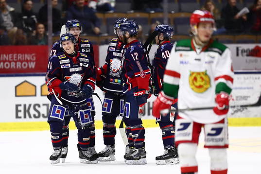 Linköpings Mathis Olimb jublar med sina lagkamrater