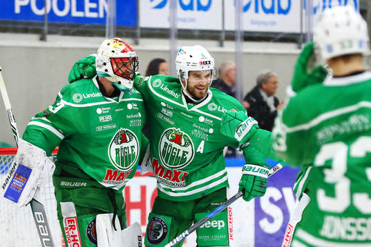 Rögles målvakt Justin Pogge jublar med Craig Schira