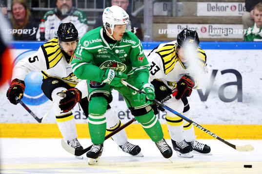Brynäs Lukas Kilström och Elias Fälth  jagar Rögles