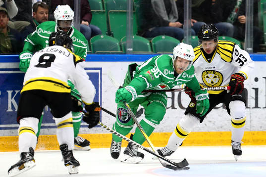 Rögles Ted Brithén och Brynäs Elias Fälth i kamp om