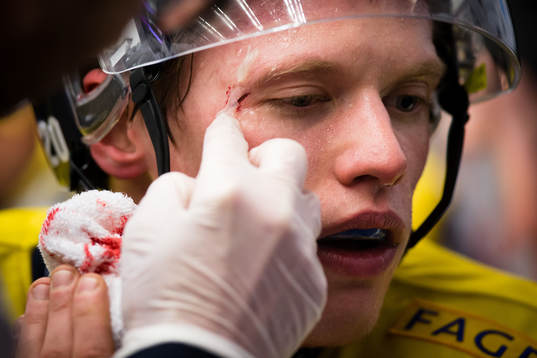 s Lawrence Pilut får ett sår behandlat
