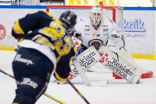 s Robin Figren skjuter mot Frölundas målvakt Johan