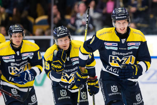 s Victor Ejdsell (h) jublar