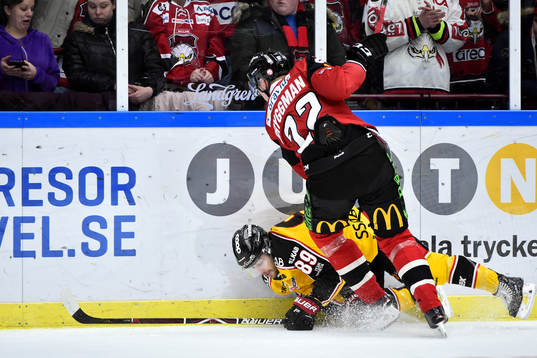 Luleås Ryan Johnston tacklas av Malmö Redhawks Lars