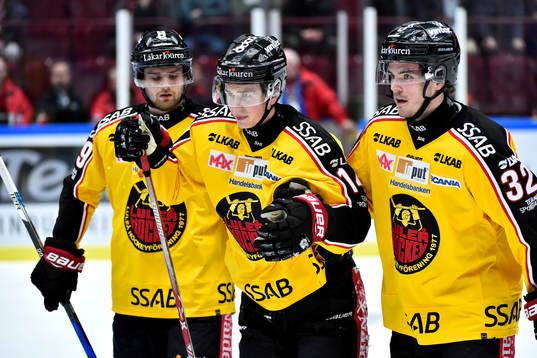 Luleås Jonas Berglund frå hjälp att lämna isen av Johan