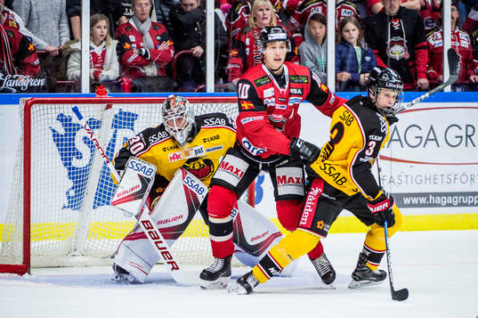 Malmö Redhawks Robin Alvarez mot Luleås målvakt Filip