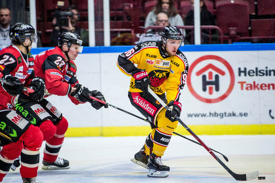 Luleås Robin Kovacs mot Malmö Redhawks Daniel Zaar och