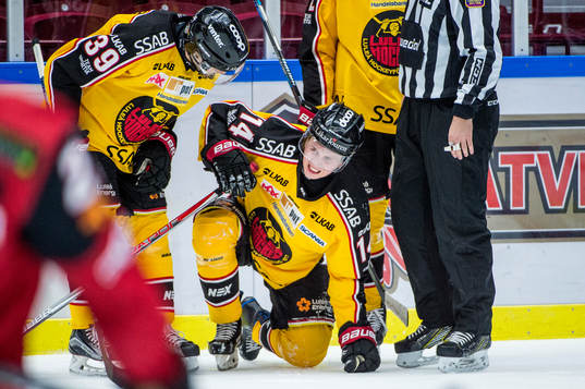 Luleås Pontus Själin tittar till Jonas Berglund