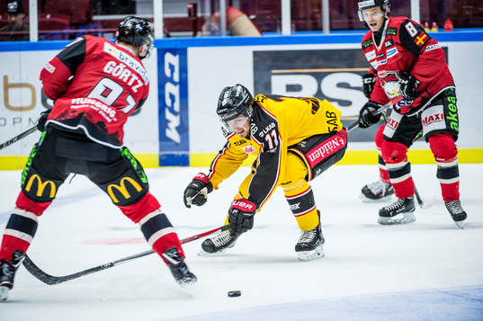 Luleås Petter Emanuelsson mot Max Görtz och Johan Olofsson