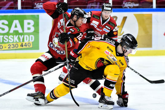 Malmö Redhawks Matias Lassen och Luleås Gustav Rydahl i
