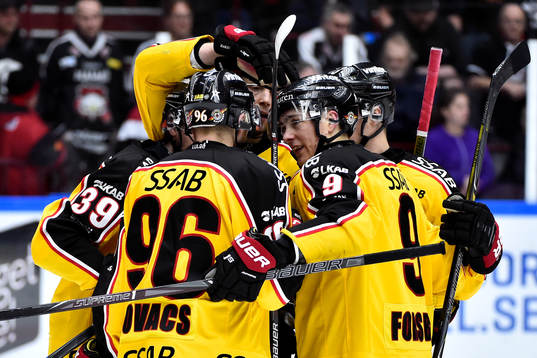 Luleås Pontus Själin jublar med lagkamrater