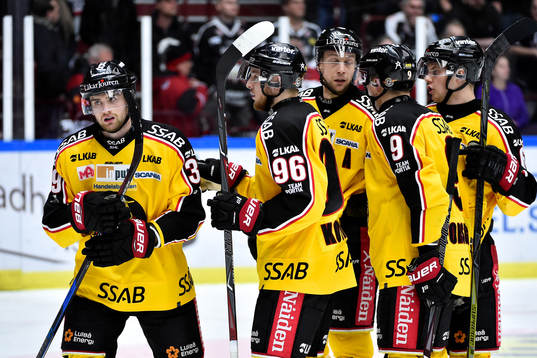 Luleås Pontus Själin jublar med lagkamrater