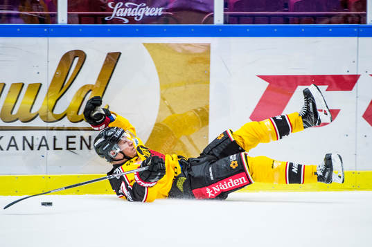 Luleås Andreas Falk på fall