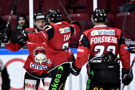 Malmö Redhawks Johan Olofsson jublar med Daniel Zaar och