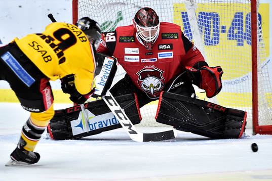 Luleås Johan Forsberg med läge mot Malmö Redhawks