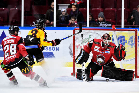 Luleås Nils Lundkvist mot försvarande Malmö Redhawks
