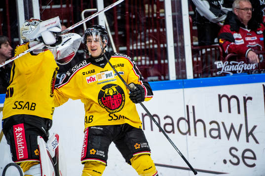 Luleås Johan Forsberg jublar med målvakt Filip Gustavsson