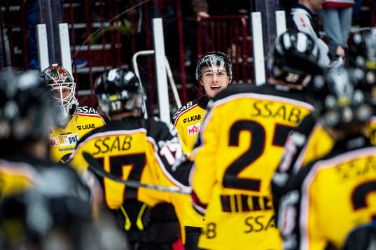 Luleås Johan Forsberg jublar med lagkamraterna