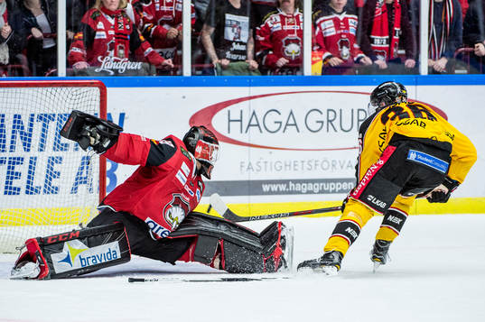 Luleås Emil Larsson säter straff på Malmö Redhawks