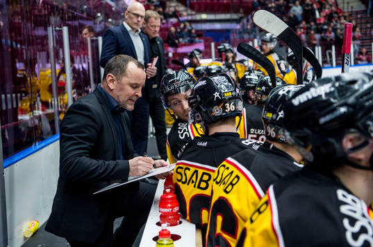 Luleås tränare Thomas Berglund med spelarna