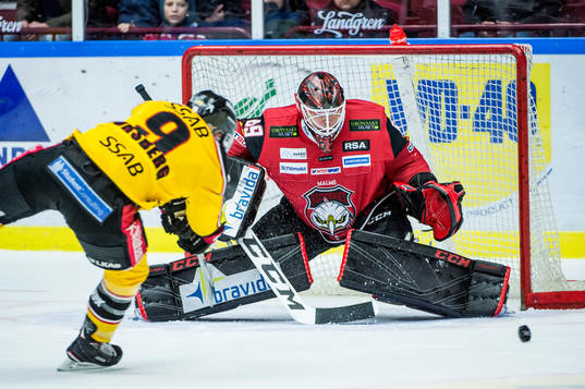 Luleås Johan Forsberg mot Malmö Redhawks målvakt Oscar