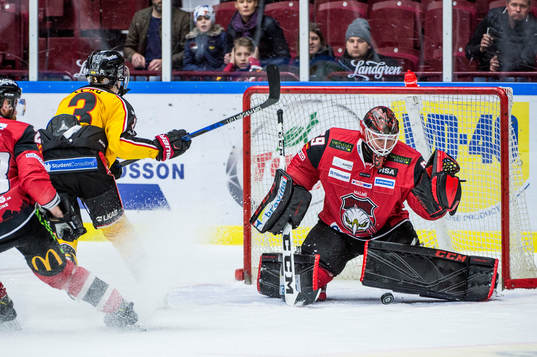 Luleås Nils Lundkvist mot Malmö Redhawks målvakt Oscar