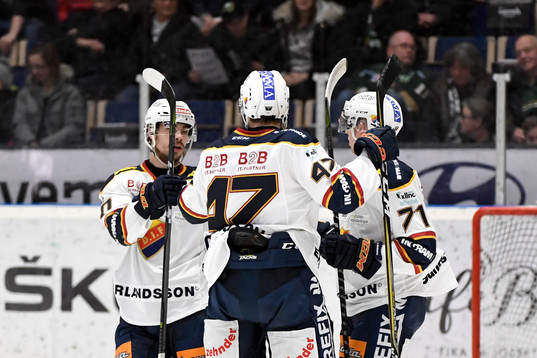 Djurgårdens Gustav Possler jublar med lagkamrater