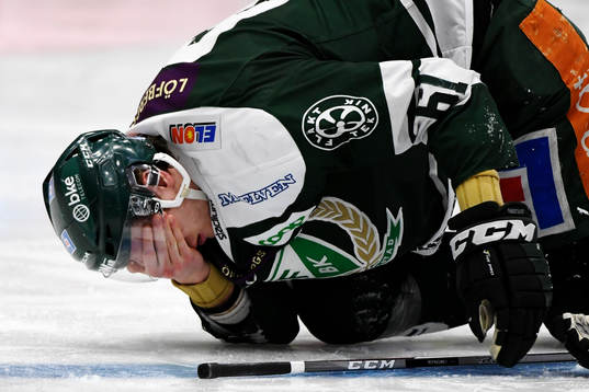Färjestads Johan Ryno tar sig för ansiktet