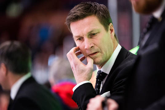 Färjestads tränare Johan Pennerborn deppar