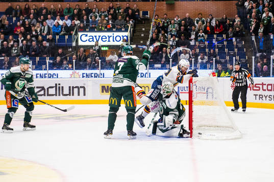 Färjestads Mikael Wikstrand och Johan Ivarsson ser på