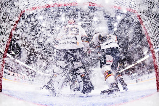 Snöfyllt bakom Djurgårdens målvakt Adam Reideborn