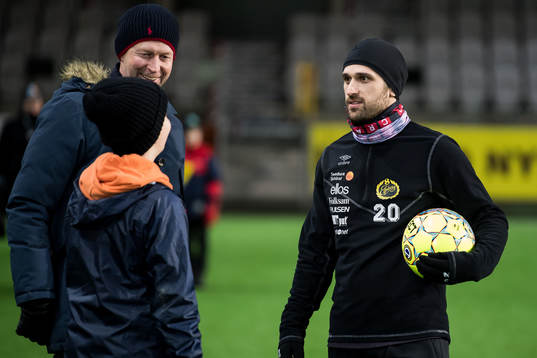 Elfsborgs Emir Bajrami pratar med supportrar