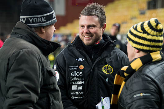 Elfsborgs manager Jimmy Thelin pratar med supportrar