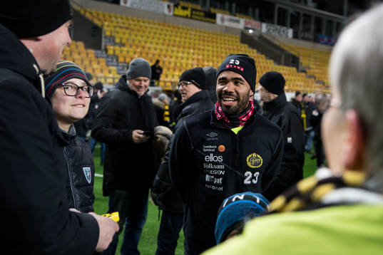 Elfsborgs Alex Dyer pratar med supportrar