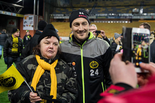 Elfsborgs Stefan Ishizaki poserar med supporter