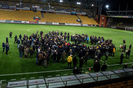 Supportrar träffar Elfsborgs spelare och ledare