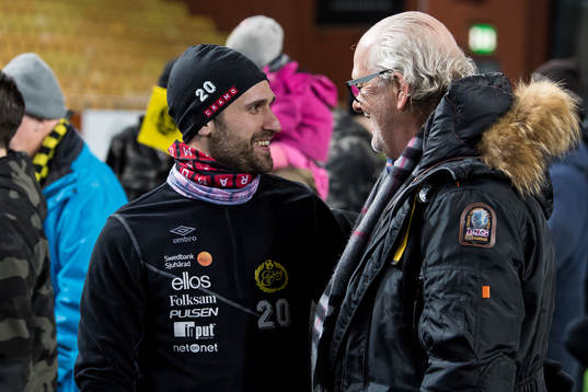 Elfsborgs Emir Bajrami pratar med supporter