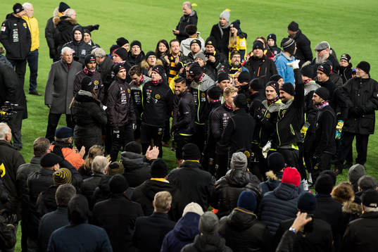 Elfsborgs spelare minglar med supportrar