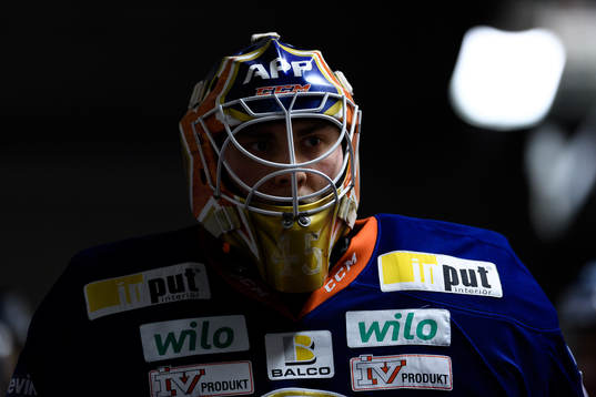 Växjös målvakt Viktor Andrén före värmningen
