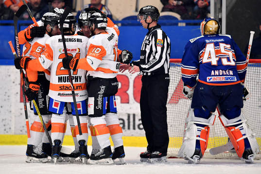 Karlskronas Joel Kellman jublar med lagkamrater