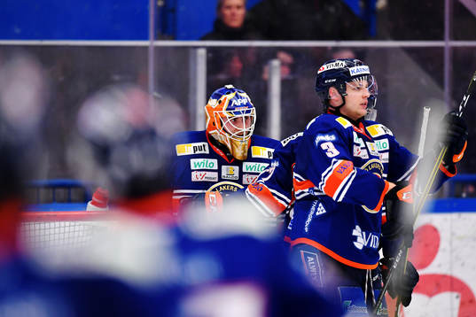Växjös målvakt Viktor Andrén och Oliver Bohm jublar