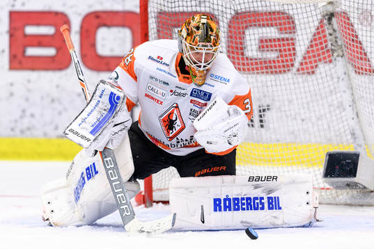 Karlskronas målvakt Johannes Jönsson tappar pucken