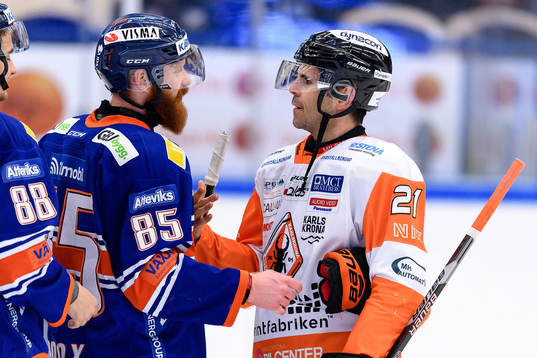 Växjös Liam Reddox och Karlskronas Cory Murphy hälsar