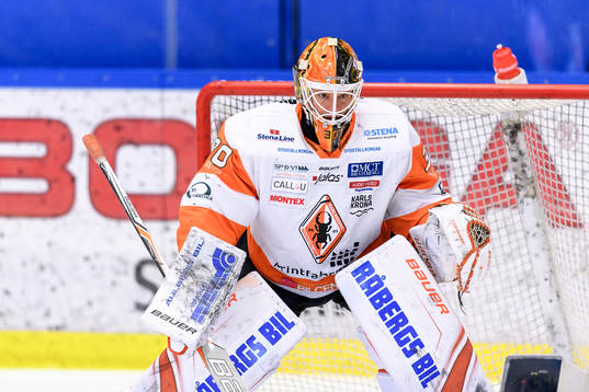 Karlskronas målvakt Henrik Lundberg får göra ett snabbt