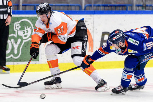 Karlskronas Henrik Nilsson i kamp Växjös Elias Pettersson