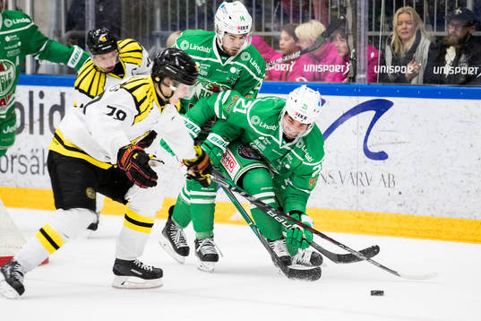 Brynäs Daniel Mannberg och Rögles Kevin Gagné i duell