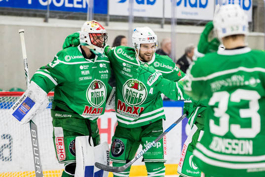 Rögles målvakt Justin Pogge och Craig Schira jublar