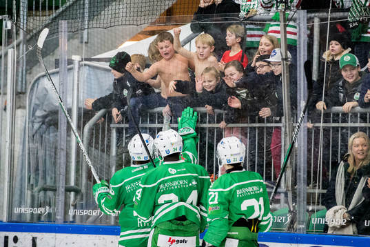 Rögles spelare jublar med publiken