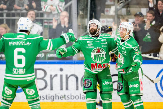 Rögles Taylor Matson jublar med lagkamrater