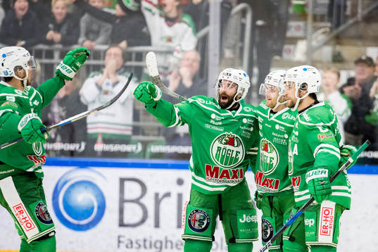 Rögles Taylor Matson jublar med lagkamrater